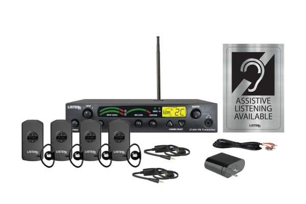 Image composite d'un émetteur RF, d'une antenne, de quatre récepteurs, de quatre écouteurs, de deux tours de cou, d'un cordon de chargement, d'un chargeur USB à 4 ports et d'une signalisation.