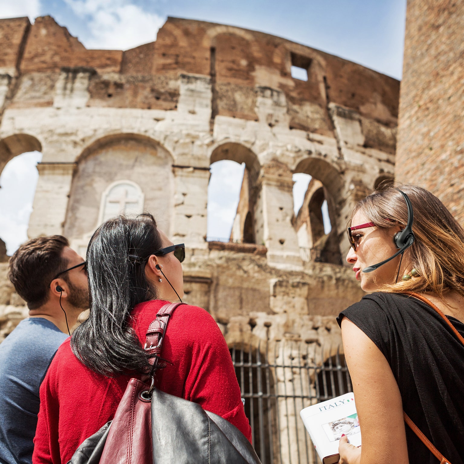 Guía explicando a los turistas el Coliseo de Roma.