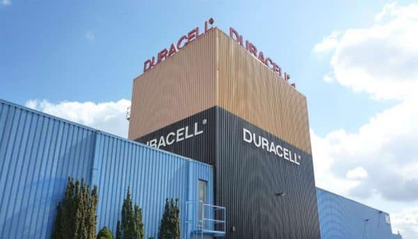 Fuera del edificio de la fábrica Duracell