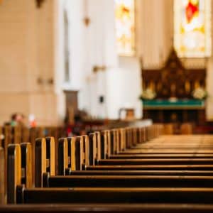 Vue des bancs de l'église par derrière.