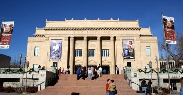 Teatro Kingsbury Hall di giorno.