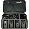 Un kit de démonstration avec étui souple ouvert avec quatre récepteurs ListenTALK sur la partie inférieure de l'intérieur avec deux poches dans le haut de l'étui avec l'équipement du kit de démonstration
