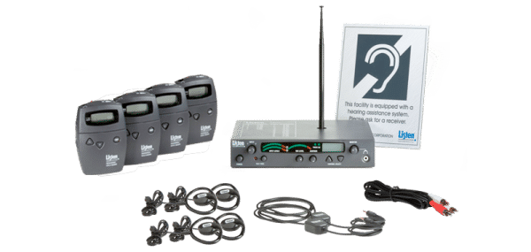 Photo de groupe du système Listen RF comprenant quatre récepteurs, quatre casques, deux tours de cou, un câble coaxial, un serveur et une signalisation ADA