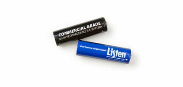 Zwei Batterien – eine schwarze mit der Aufschrift „Commercial Grade NiMH Rechargeable AA Battery“ in weißer Schrift und eine blaue mit der Aufschrift „Hören“