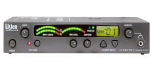 LT800 150 MHz stationärer HF-Sender – schwarzes rechteckiges Gehäuse mit Messgeräten, einem LCD-Display zur Anzeige der Kanalauswahl und einem Listen Technologies-Logo