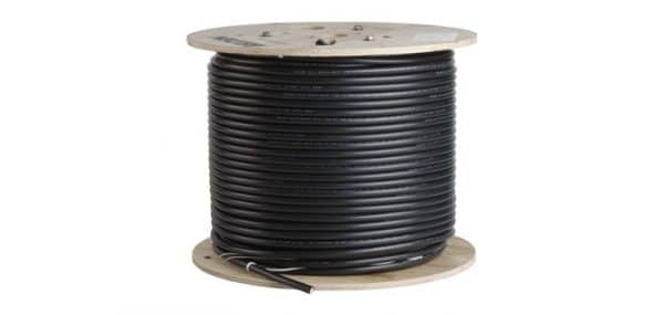 Foto de cable coaxial enrollado alrededor de una caja de madera