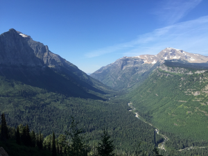 Veduta aerea di una valle di montagna