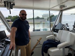 Capitán de barco al volante en un recorrido por el río