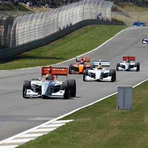 Coches de carreras de Fórmula uno conduciendo en una parte recta de la pista