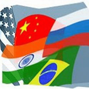 Una imagen de arte abstracto de banderas de diferentes naciones, incluidos los Estados Unidos y China