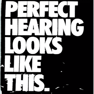 Grafik mit einem soliden, aber unordentlichen schwarzen Hintergrund und weißem Schriftzug mit der Aufschrift "Perfect Hearing Looks Like This" in Großbuchstaben.