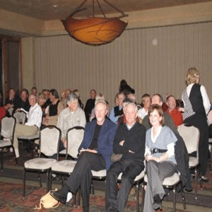 Groupe de personnes écoutant une présentation