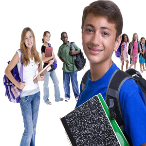 Gruppe lächelnder Teenager, die Rucksäcke tragen und Schulmaterial in der Hand halten