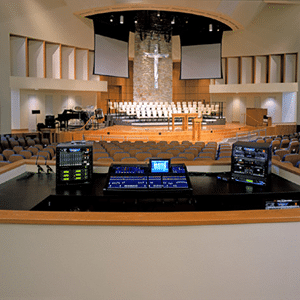 Equipo de caja de resonancia con vista al santuario de la casa de culto con luces encendidas pero sin audiencia