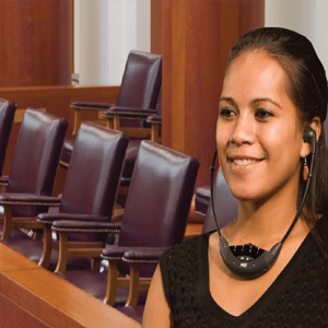 Mujer joven vistiendo un estetoscopio receptor ListenIR en una sala de audiencias