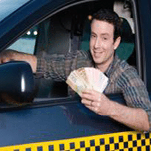 Cash Cab-Host in einem Taxi, das Geld blinkt