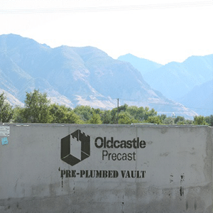 Oldcastle volta in calcestruzzo prefabbricato fuori di fronte a una montagna