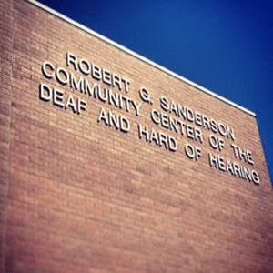 Robert G. Sanderson Community Center of the Deaf and Hard of Hearing letreros en el edificio