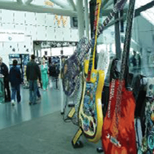 Estatuas de guitarras eléctricas en exhibición en el evento