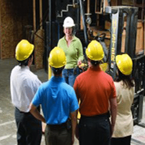 Groupe d'employés de tournée de fabrication réunis