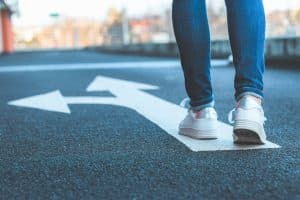 Pieds féminins marchant dans la rue