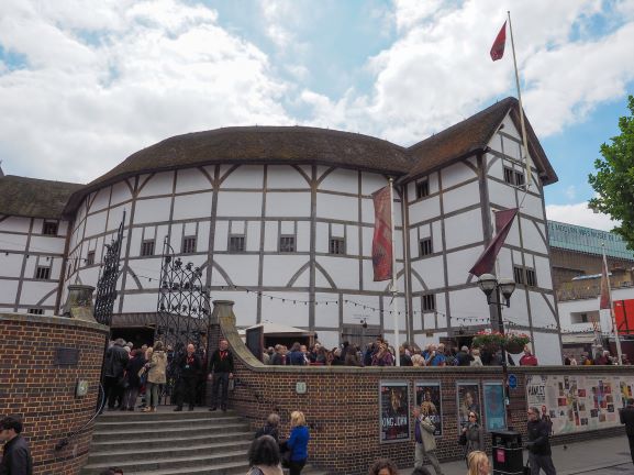 El exterior de un teatro estilo cabaña