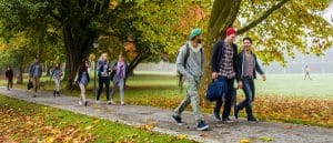 Gruppe von Studenten, die auf dem Campus spazieren gehen