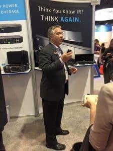 Russ Gentner en InfoComm Show hablando sobre el receptor ListenIR