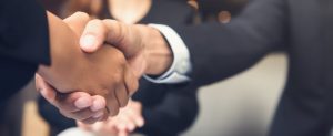 Due mani che si stringono dopo un incontro di lavoro