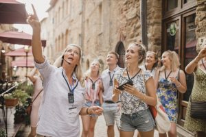 Reiseleiter, der auf eine Tour durch die Straßen Italiens zeigt