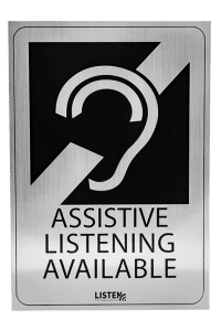 Silberne Plakette mit der Aufschrift „Assistive Listening Available“