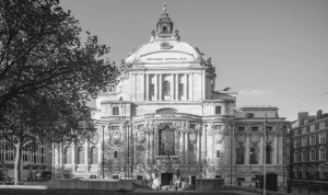 Fotografía en blanco y negro del frente del muy ornamentado Westminster Hall