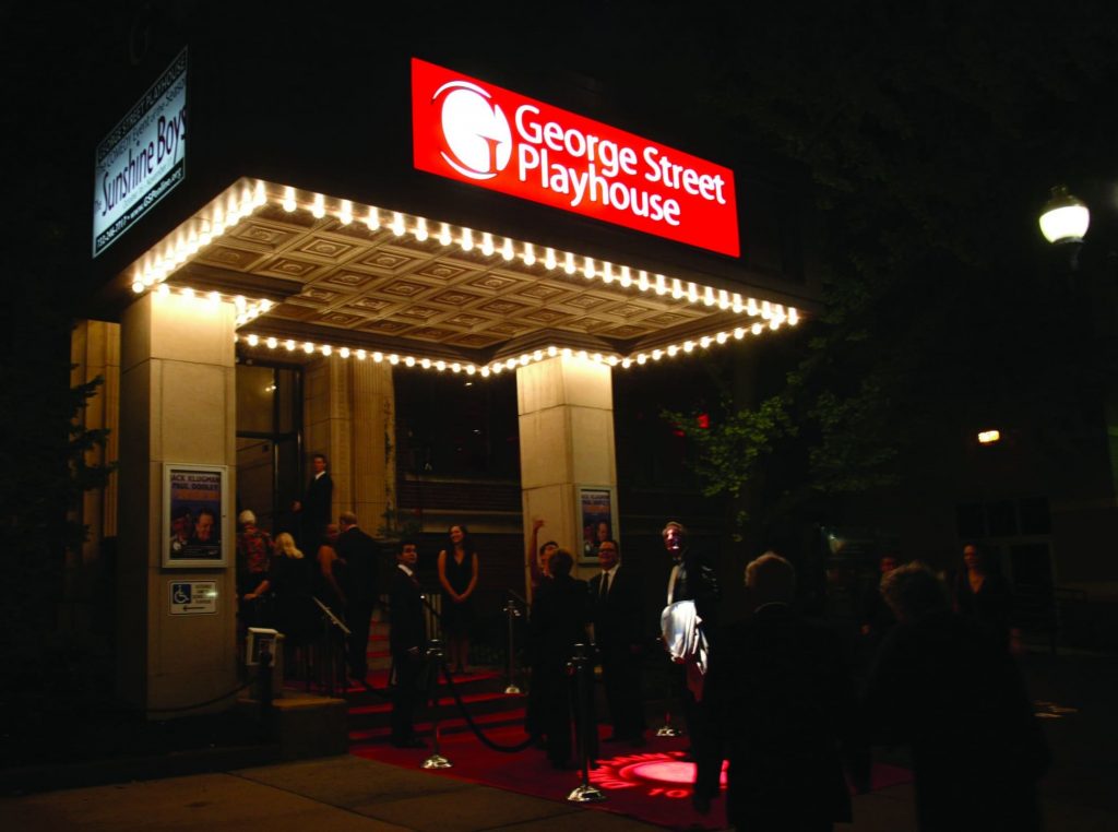 Vista frontal del edificio George Street Playhouse con asistentes caminando.