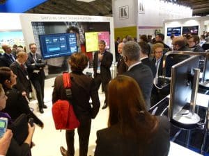 Grupo de personas observando una presentación en una feria comercial Pro A / V.