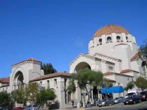 Vista frontale della sinagoga Emanu El