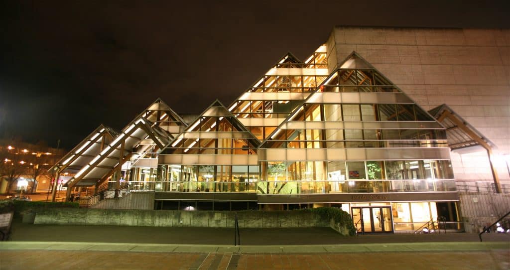 Vista frontal del edificio Hult Center for Performing Arts