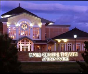Vista frontal del edificio del Teatro Hale Center en Harman Hall