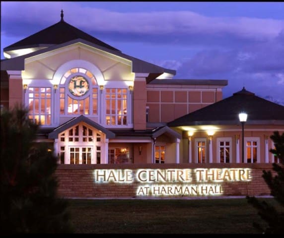 Frontalansicht des Hale Center Theatre Gebäudes in der Harman Hall