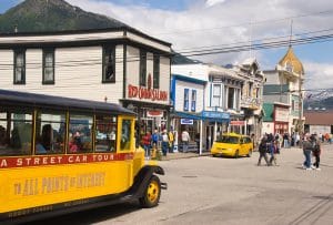 Skagway Tranvía ciudad fronteriza de Skagway, Alaska, una histórica ciudad de la fiebre del oro de Skagway, un puerto de escala para cruceros en el Pasaje Interior. .
