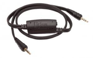 Foto del accesorio de cable sobre un fondo blanco con el foco en el logotipo de Listen Technologies
