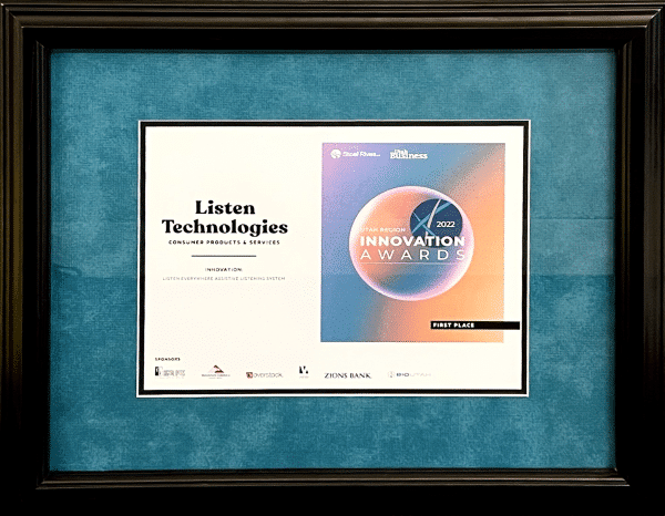 Targa premio incorniciata che riconosce Listen Technologies come la vincitrice del primo posto nella categoria Prodotti e servizi di consumo agli Utah Innovation Awards 2022