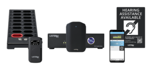 Foto des ListenWIFI-Systems, das die Dockingstation mit 16 Steckplätzen für die LWR-1050-Empfänger, den LWR-1050-Empfänger, einen LA-490 Easy Connect Beacon, die ListenWIFI-App auf einem Smartphone und eine unterstützende Hörplakette zeigt.